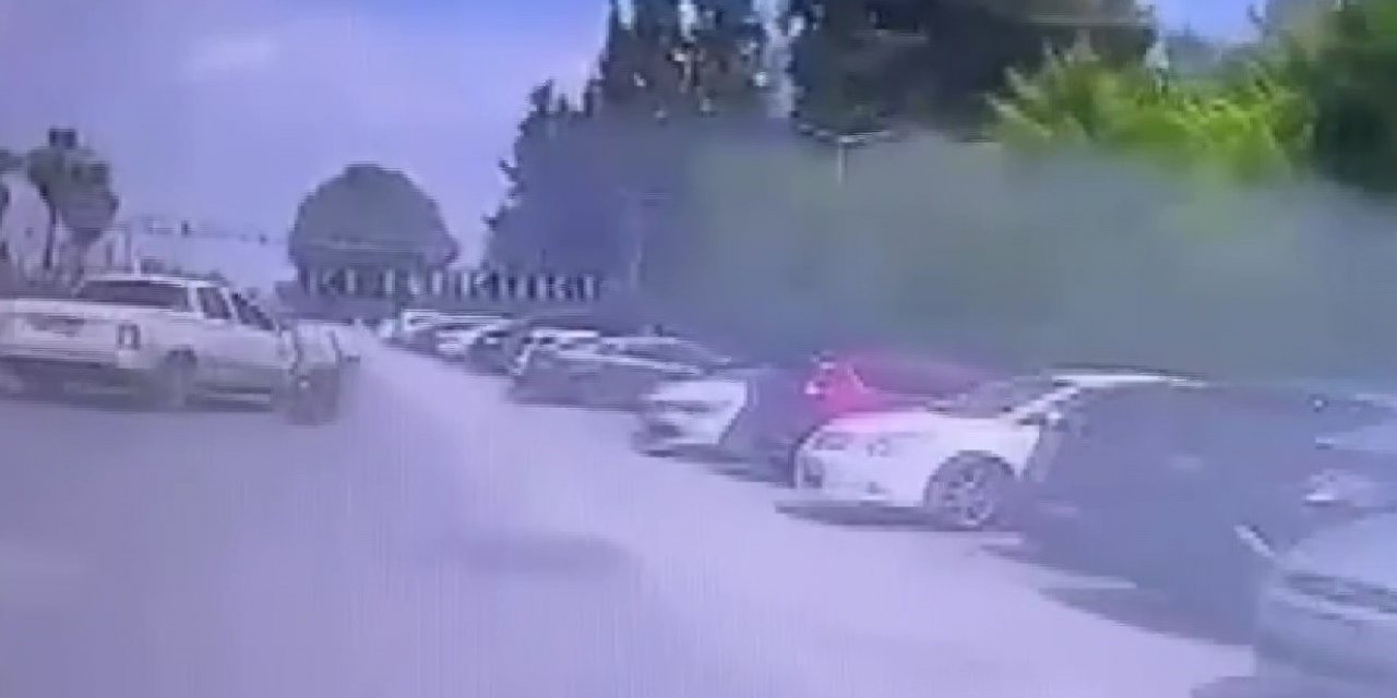 Pikabın motosikletiyle çarptığı anlar kameraya yansıdı