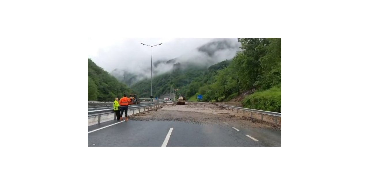 Trabzon-Gümüşhane karayolu yolu sel sularının getirdiği taş ve çamur nedeniyle ulaşıma kapandı