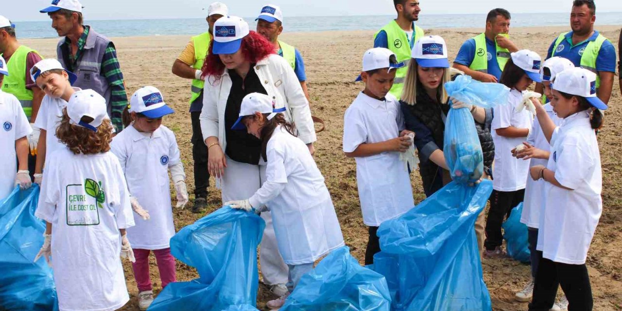 Karacabey’de minik çevre gönüllüleri sahili temizleyerek farkındalık oluşturdu