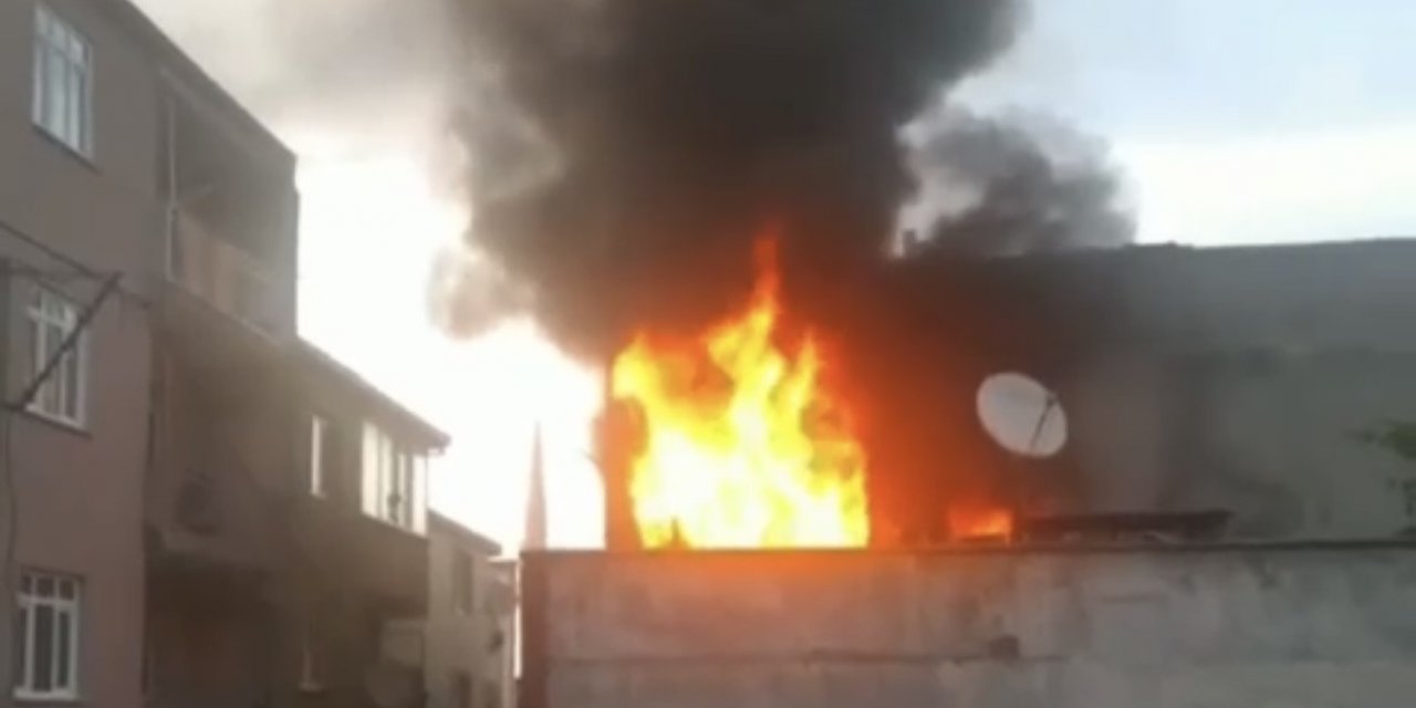 Bursa’da 2 katlı evin çatı katı alev alev yandı