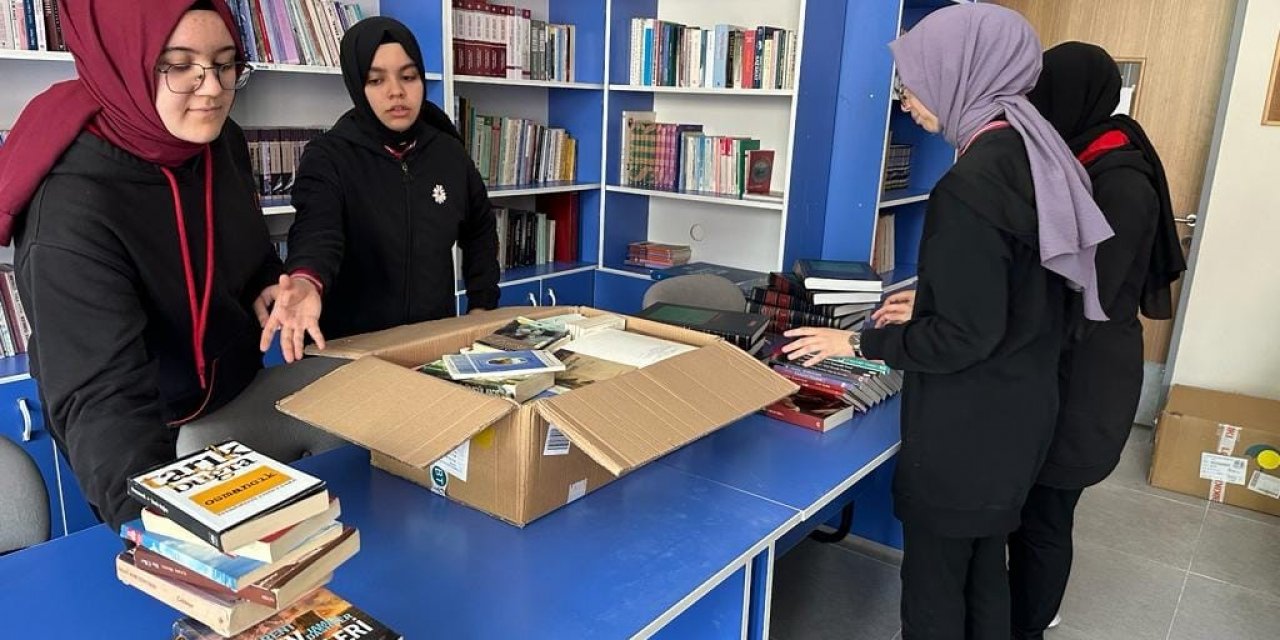 Kütahya Necip Fazıl Kısakürek Anadolu Lisesi’nde kitap toplama kampanyası