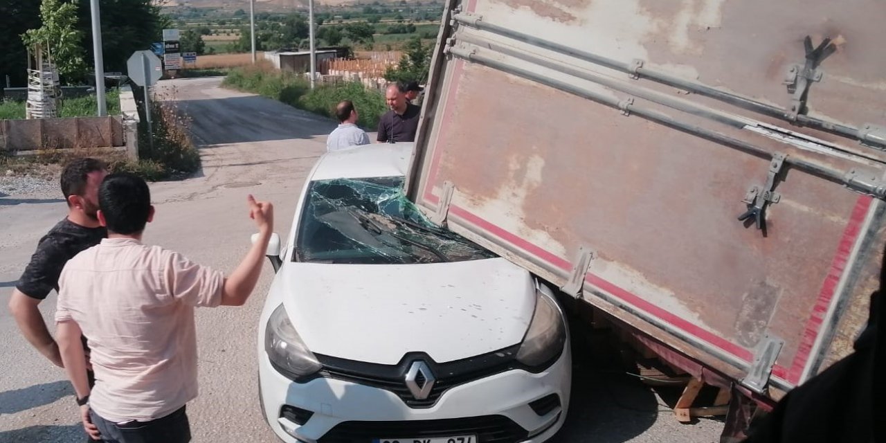 Zincirleme kazaya karışan araç, yoldan geçen otomobilin üzerine devrildi