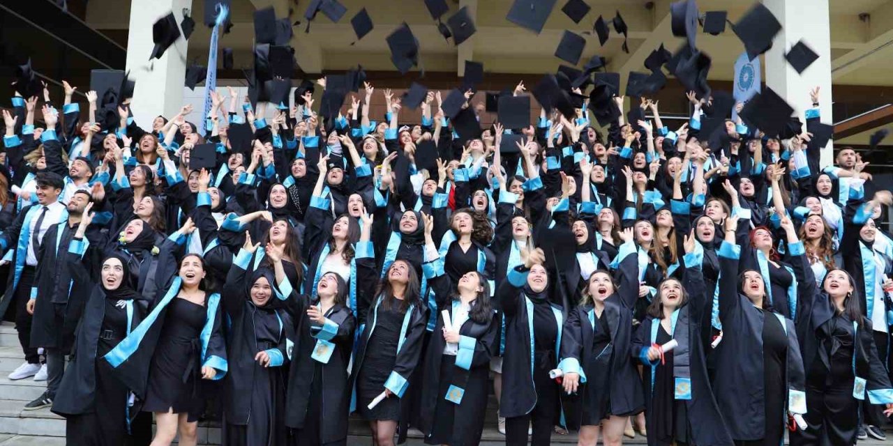 Niğde’de Ebelik ve Hemşirelik Bölümü mezunları ant içti