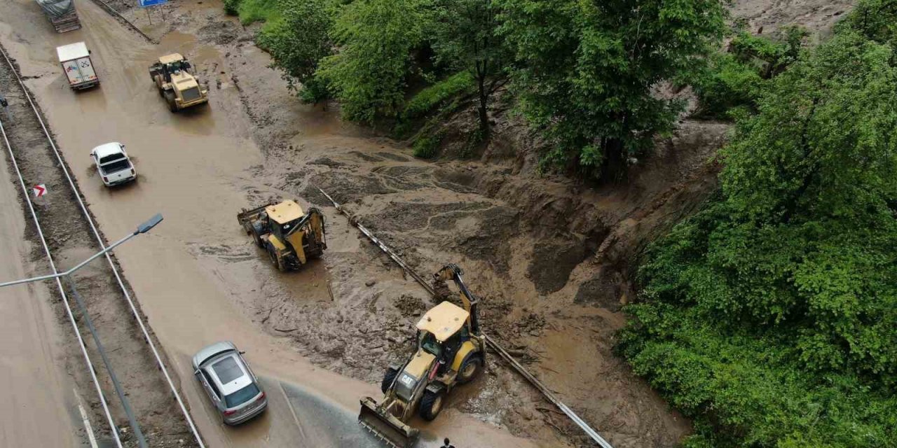 Trabzon-Gümüşhane karayolunda ulaşım sel sularının getirdiği taş ve çamur nedeniyle tek şeritten sağlanıyor