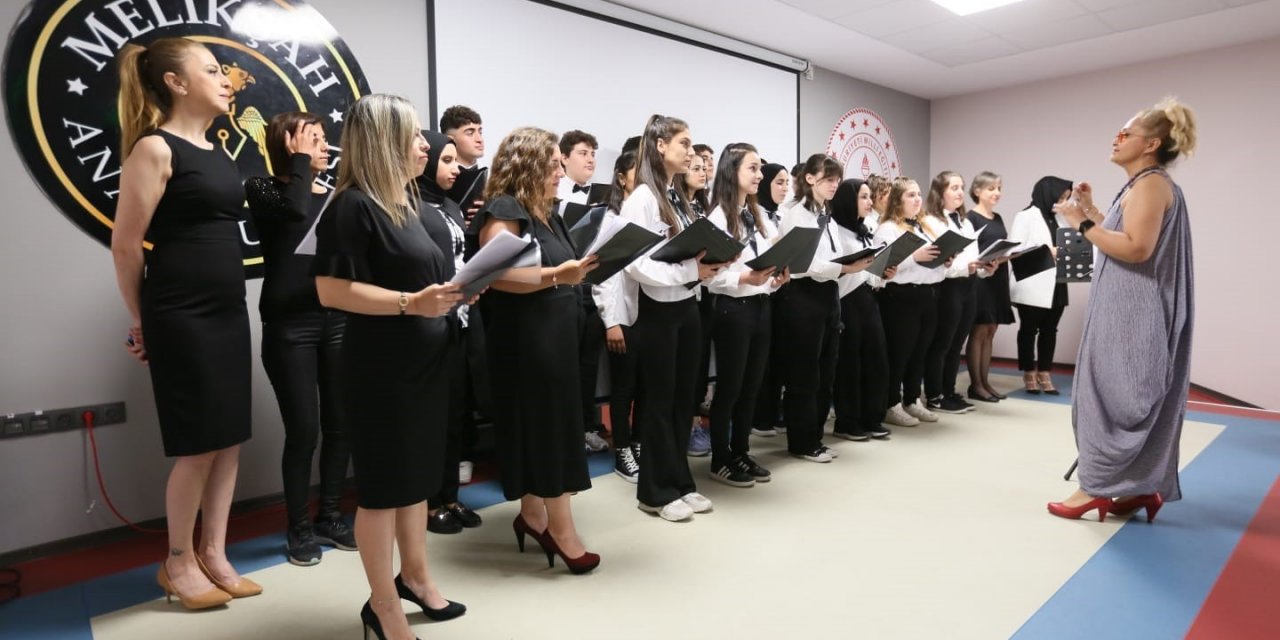 Derinceli öğrencilerden sanat şöleni