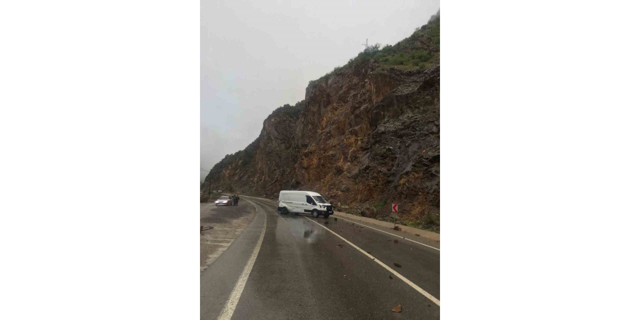 Ekmek yüklü minibüse dağdan kopan kayalar çarptı