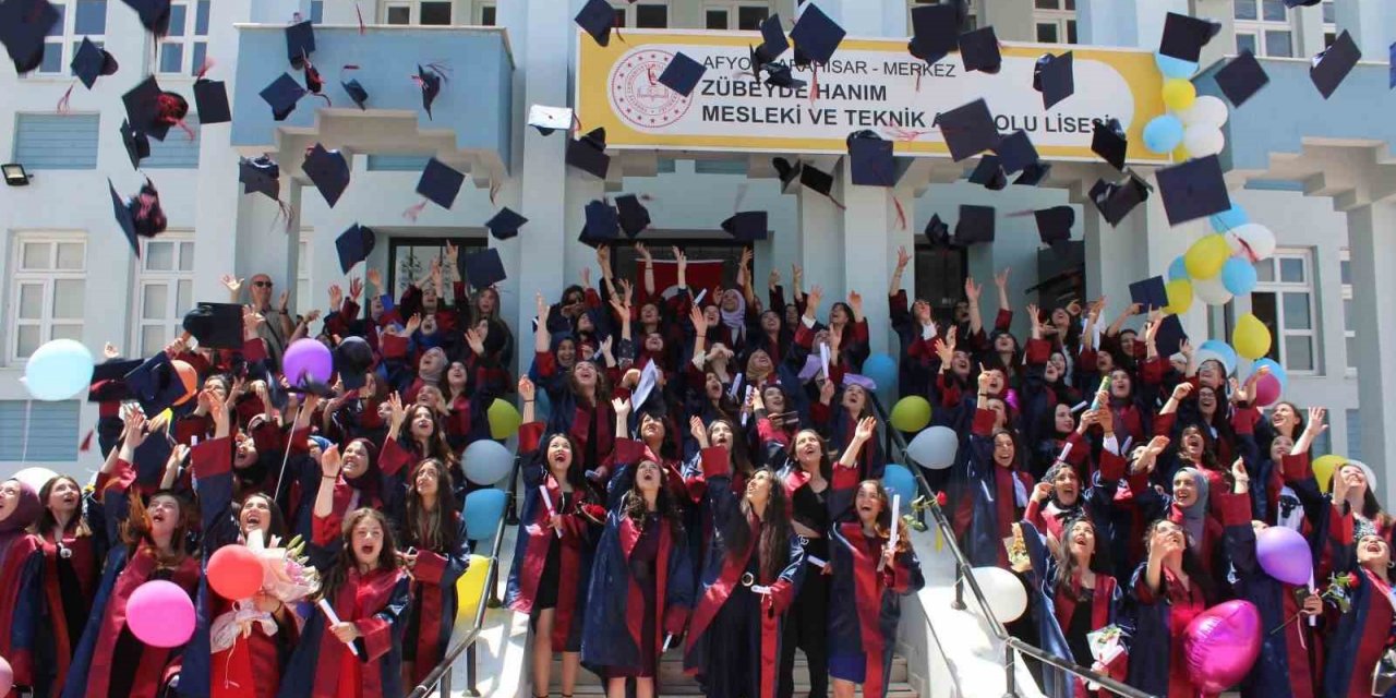 Çiçeği burnunda gazeteciler mezun oldu