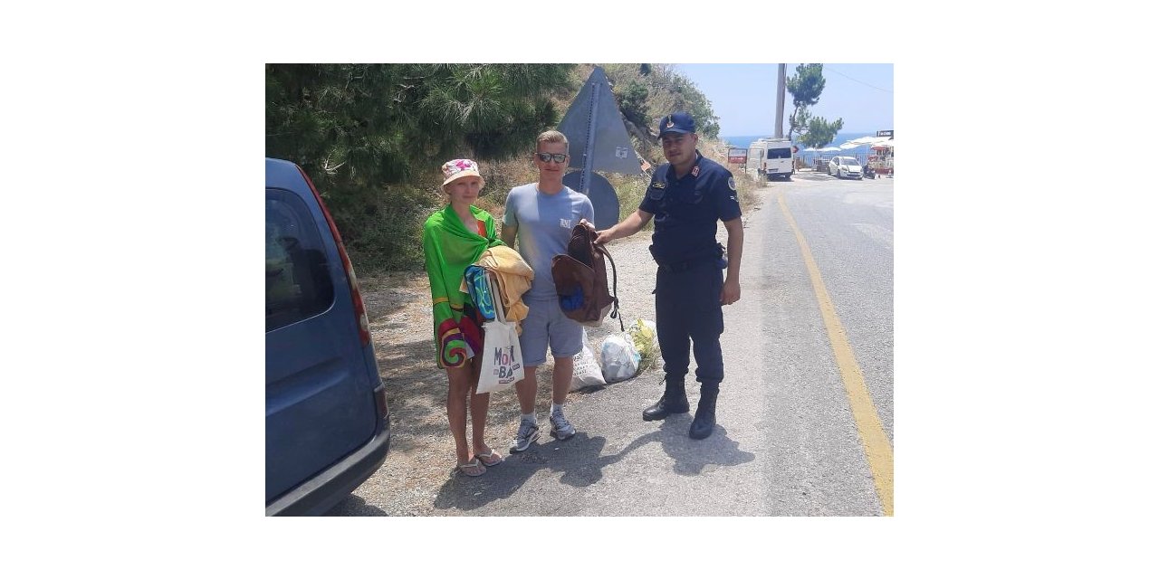 Denize giren turistlerin eşyalarını çalan hırsız yakalandı