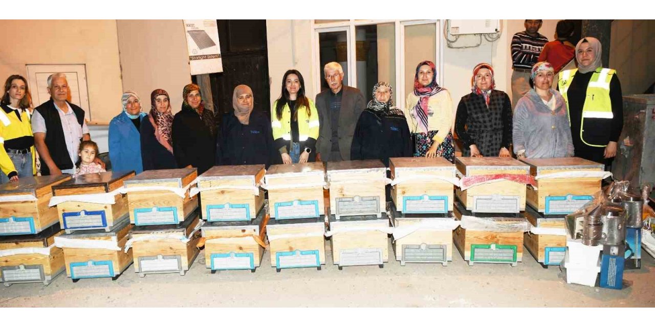 Sertifikalarını alan kursiyerlere içinde arı olan kovanlar dağıtıldı