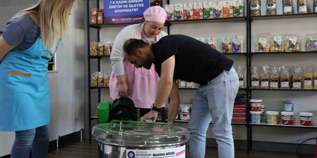 Büyükşehir  3 Kadın Kooperatifine hamur yoğurma makinesi hibe etti