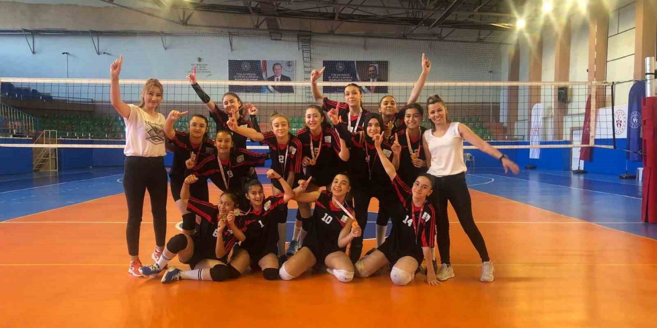 Kayseri Analig Voleybol takımları çeyrek finale yükseldi