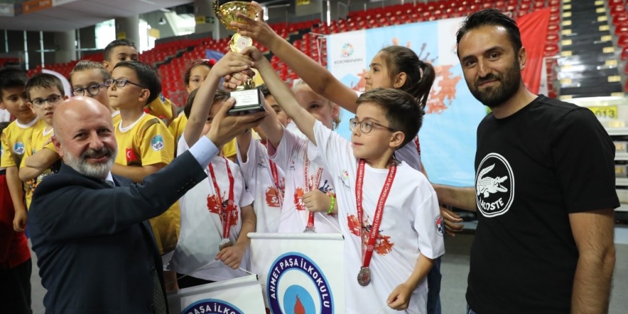 Başkan Çolakbayrakdar, satranç turnuvasının ödüllerini verdi