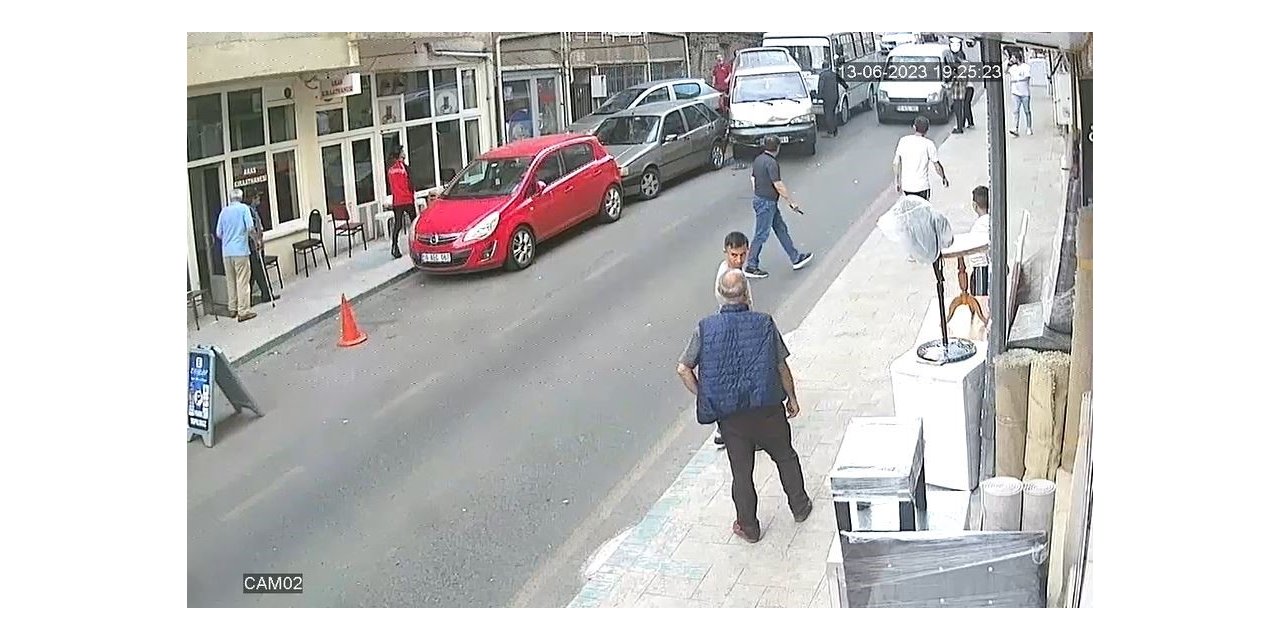 Freni boşalan minibüs park halindeki araçlara daldı: O anlar kamerada