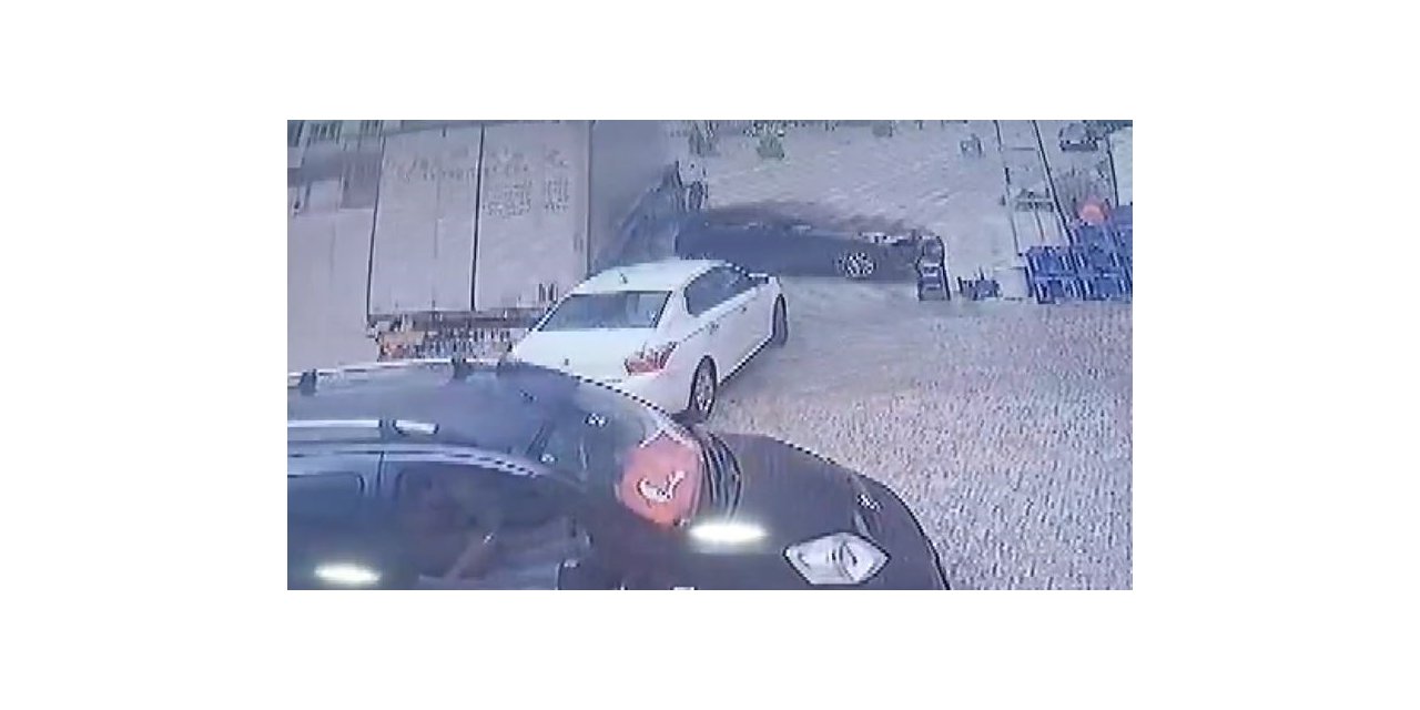 Tırın çarptığı otomobiller savruldu, o anlar kameraya yansıdı