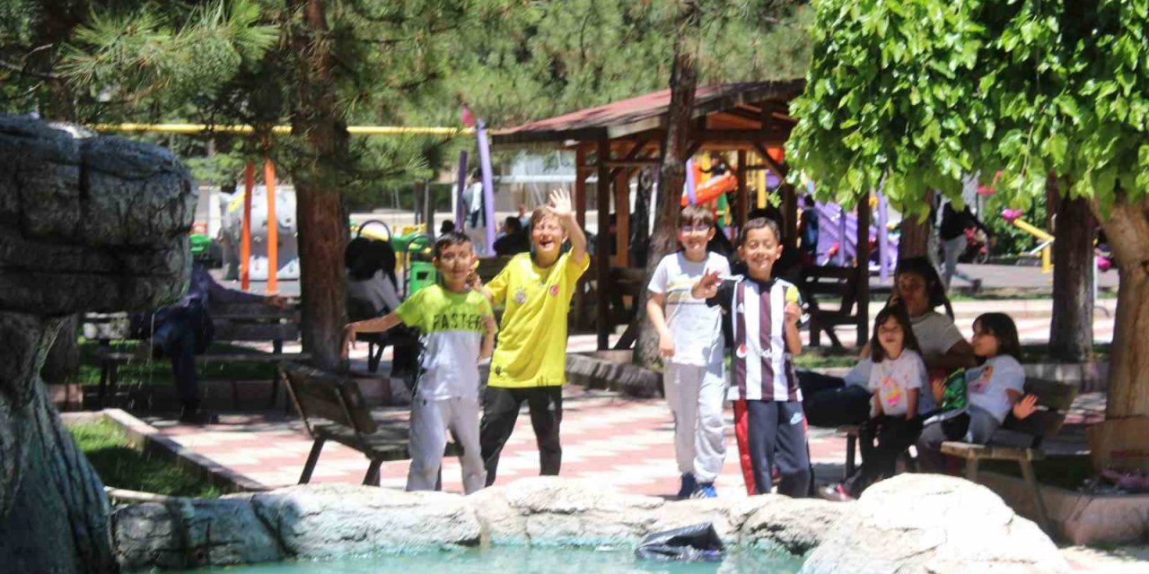 Güneşin yüzünü gösterdiği kentte vatandaşlar sokağa akın etti