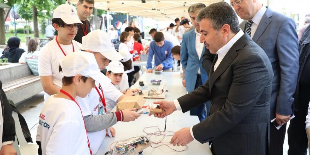 Öğrenciler hazırladıkları projeleri sergiledi