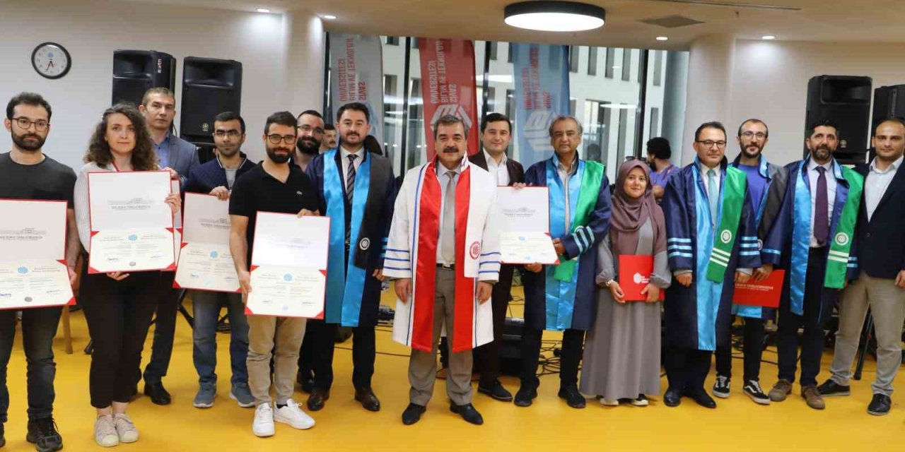 SBTÜ’de yılsonu şenliği ve mezuniyet töreni düzenlendi