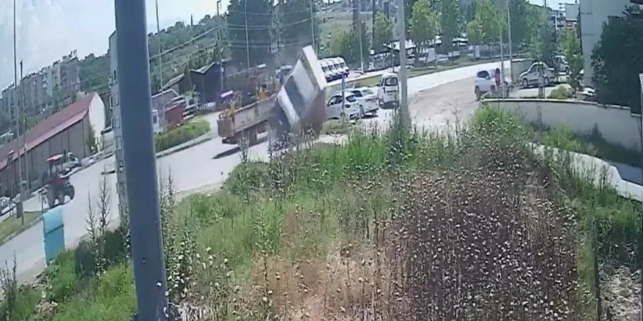 Dağıtım aracının otomobilin üzerine devrildiği kazanın görüntüleri ortaya çıktı