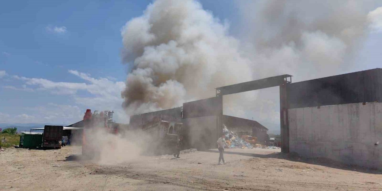 Bursa’da geri dönüşüm tesisinde korkutan yangın