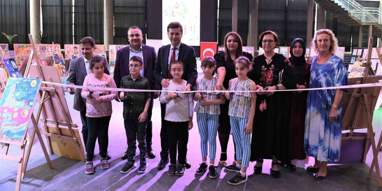 Bursa’da minik ressamlar yaptıkları resimlerle hayran bıraktı
