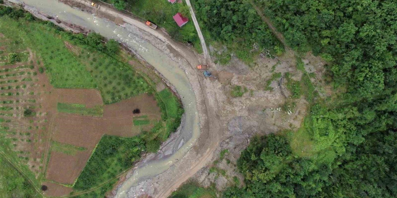 Heyelandan hasar gören yollar onarılıyor