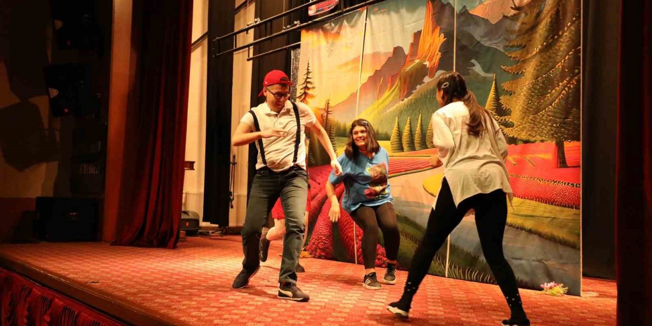 Develi’de çocukların karne hediyesi ‘Körebe’ oyununa yoğun ilgi