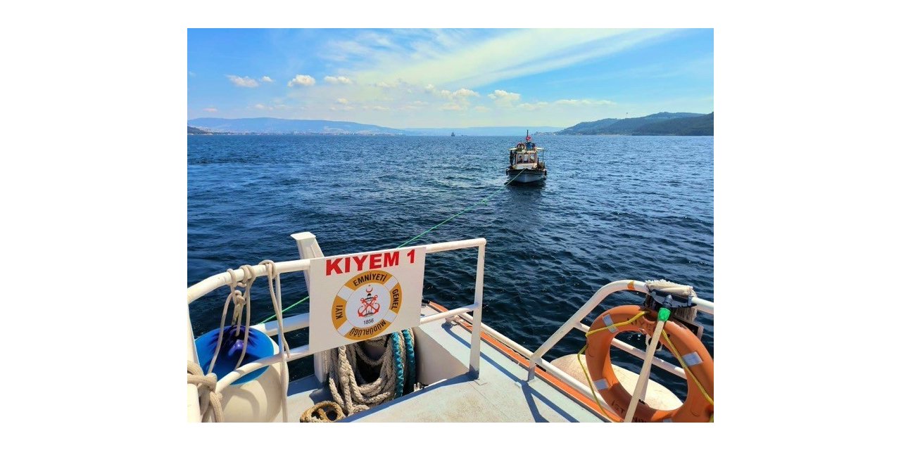Çanakkale Boğazı’da sürüklenen tekne kurtarıldı