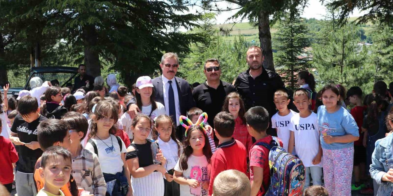 Okulda geleneksel döner ve dondurma etkinliği