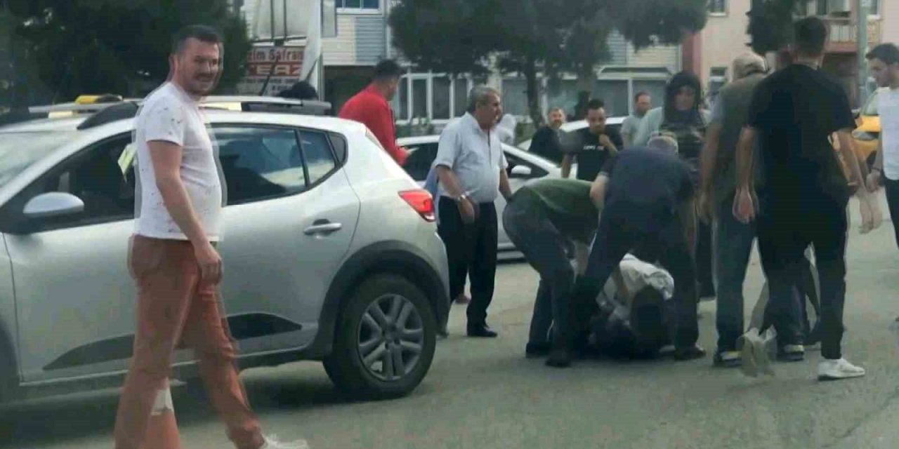 Yol ortasındaki taksi sürücüsü ve vatandaşın kavgası kameraya yansıdı