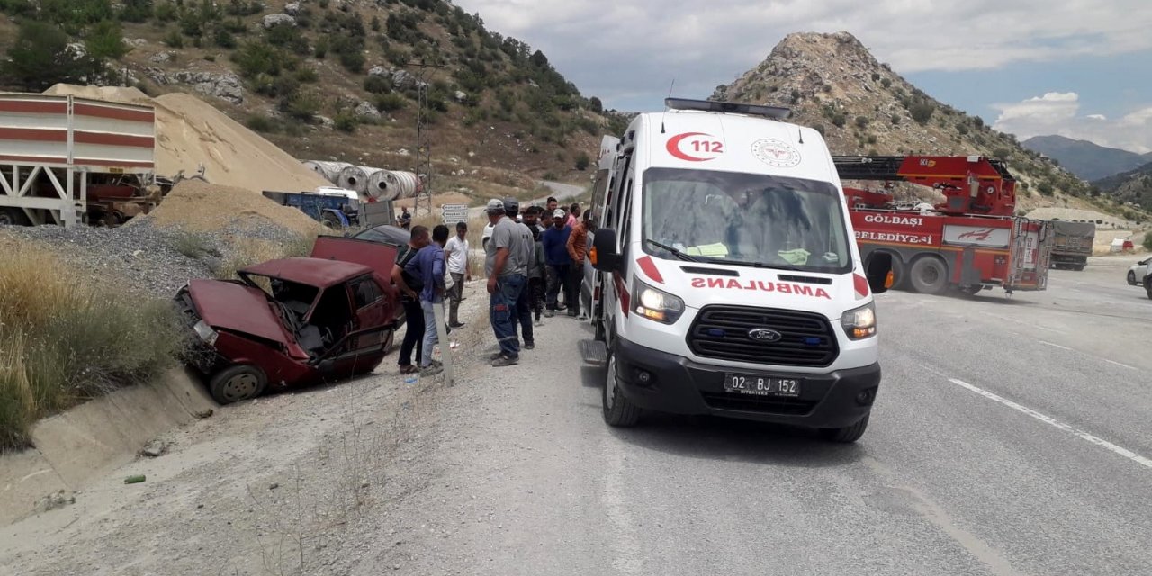 Gölbaşı’nda 2 otomobil çarpıştı: 3 yaralı