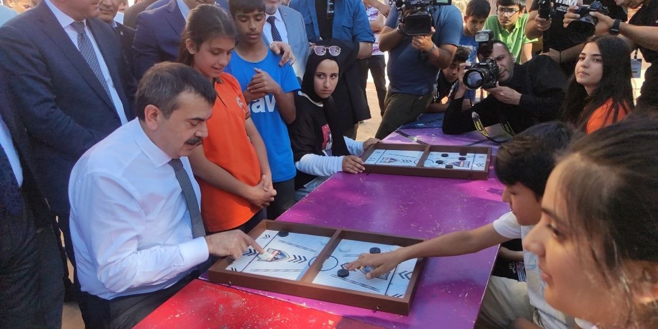 Bakan Tekin, depremzede öğrencilerle oyun oynadı