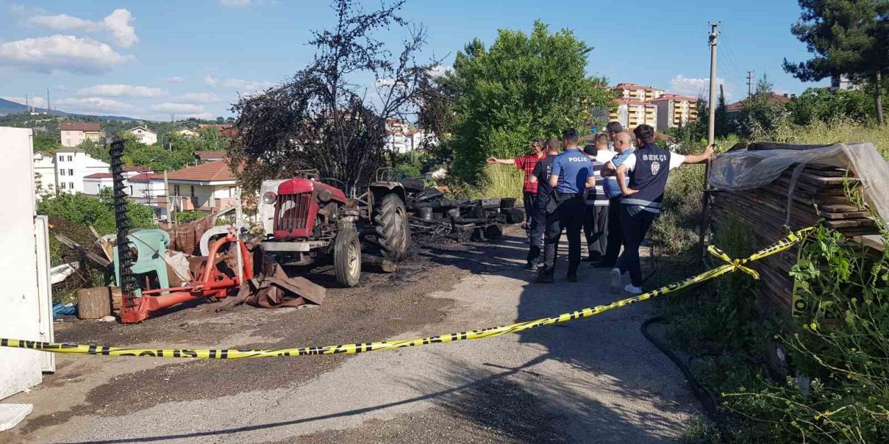 Odunlardan başlayan yangın traktörü kül etti
