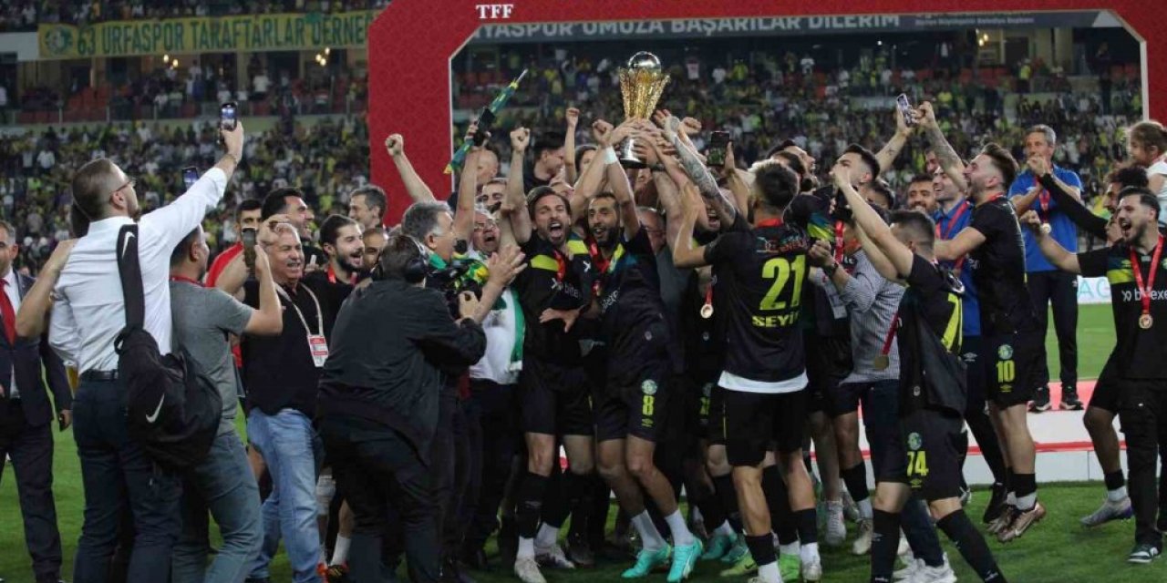 Spor Toto 1. Lig’e yükselen Şanlıurfaspor kupasını Konya'da kaldırdı