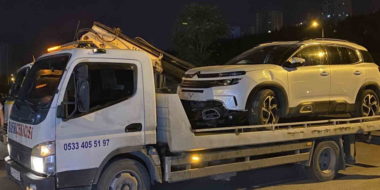 Küçükçekmece’de şantiye alanından geçen araç çukura düştü