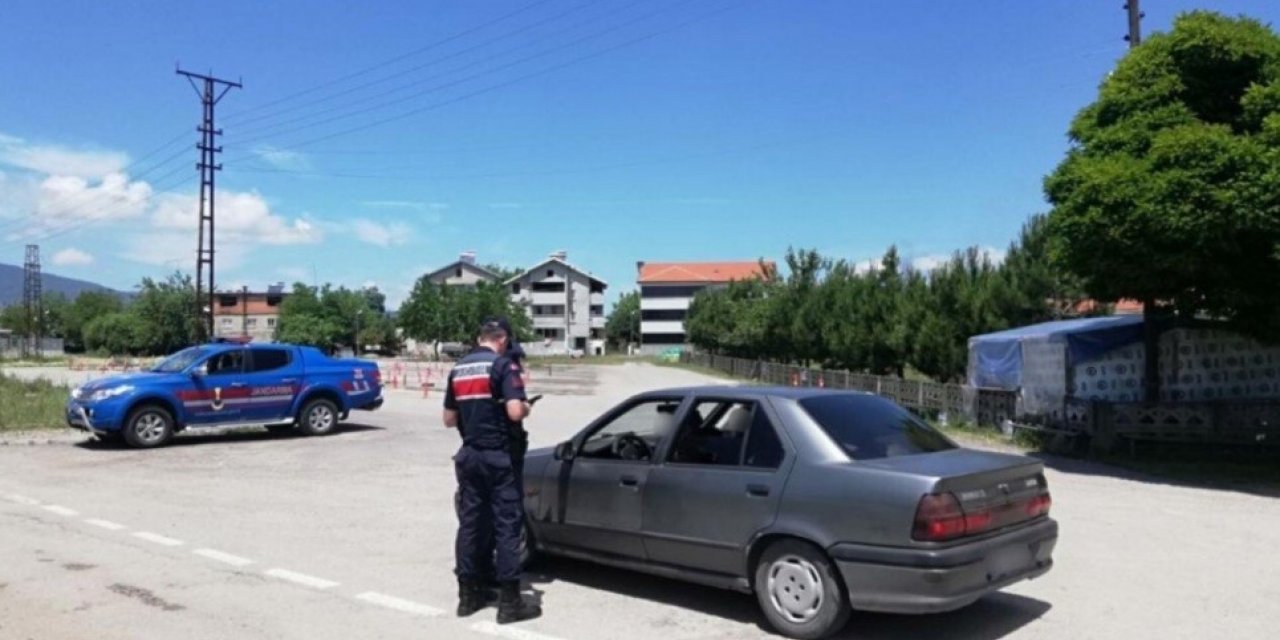 Jandarma aranan şahıs ve araçlara uygulama yaptı