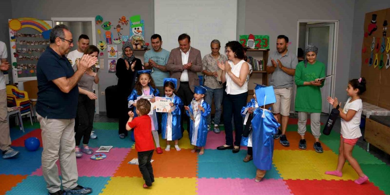 Hem mezuniyetlerini, hem Babalar Günü’nü kutladılar