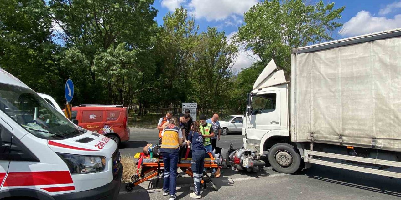 Çorlu’da motosiklet kamyonun altına girdi: 1 yaralı