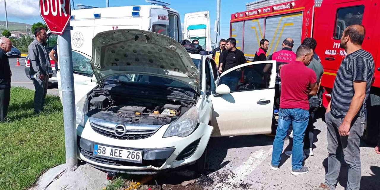Sivas’ta tır ile otomobil çarpıştı: 4 yaralı