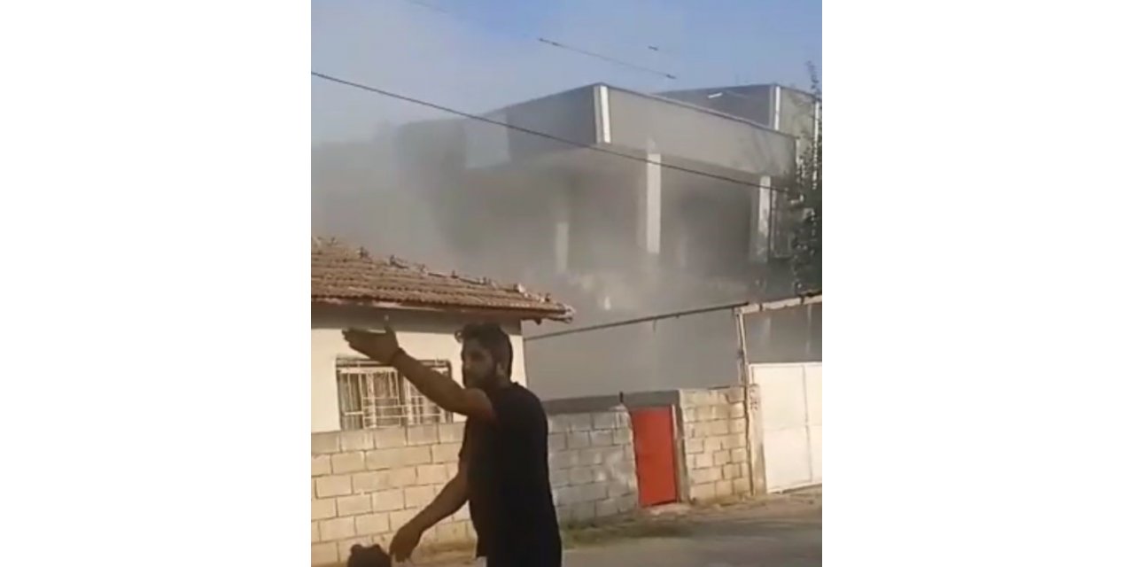 Hatay’da ağır hasarlı 3 katlı binanın zemin katı çöktü