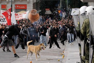 Yunanistan sokakları savaş alanına döndü