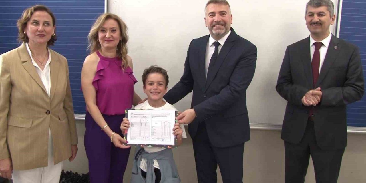 Ataşehir’de ilkokul öğrencileri karne heyecanı yaşadı