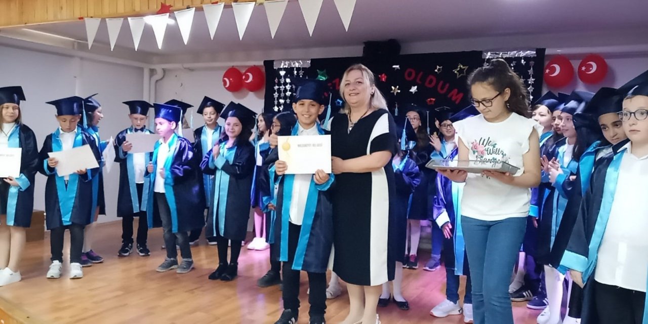 Öğrencilerin mezuniyet coşkusu