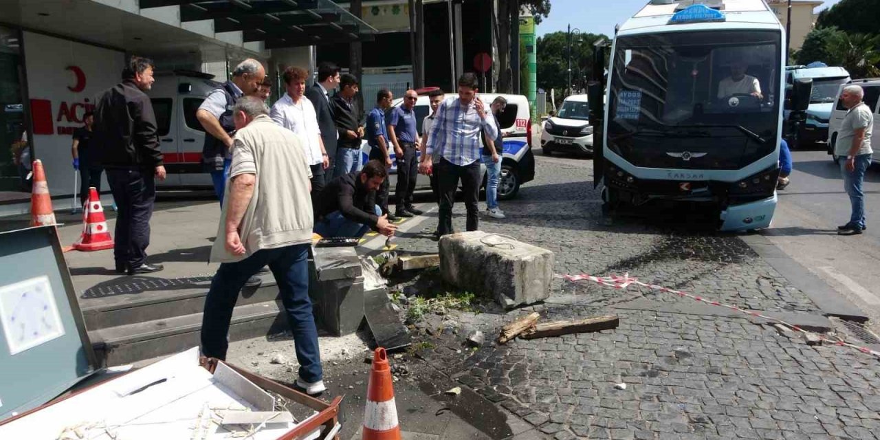Pendik’te freni patlayan minibüs hastanenin girişine daldı