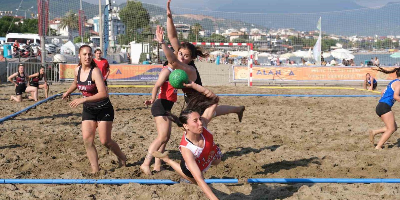 Kum da hentbol şöleni gerçekleştirildi