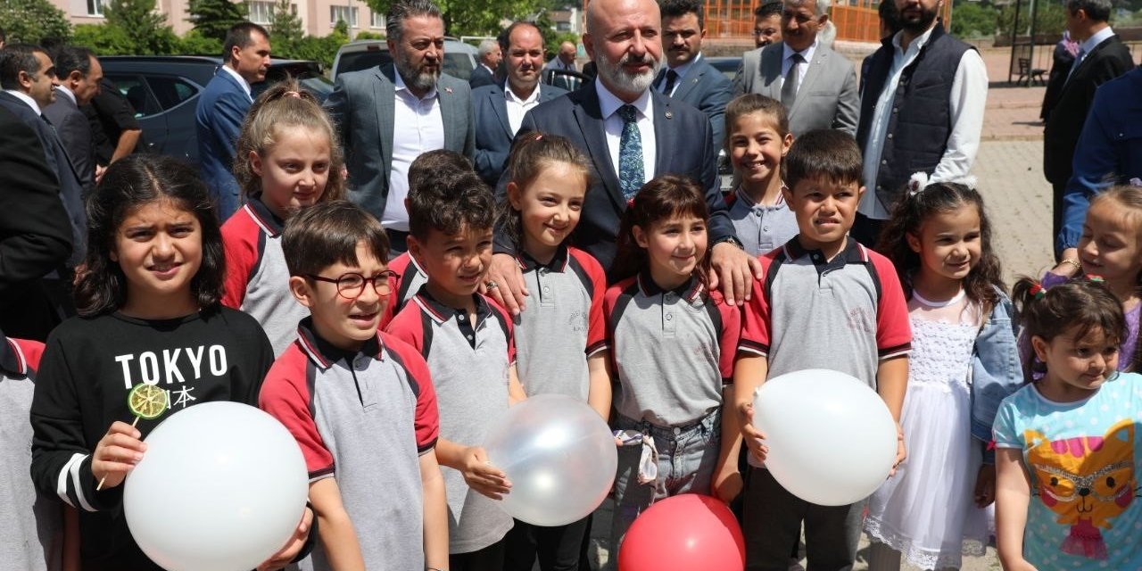 Başkan Çolakbayrakdar, karne sevinci yaşayan öğrencileri tebrik edip, başarılar diledi