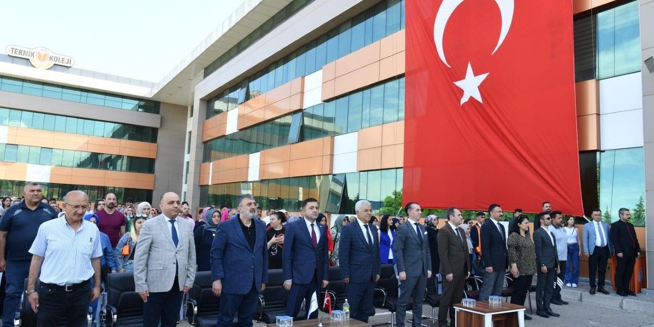 Kayseri OSB Teknik Koleji’nde mezuniyet sevinci
