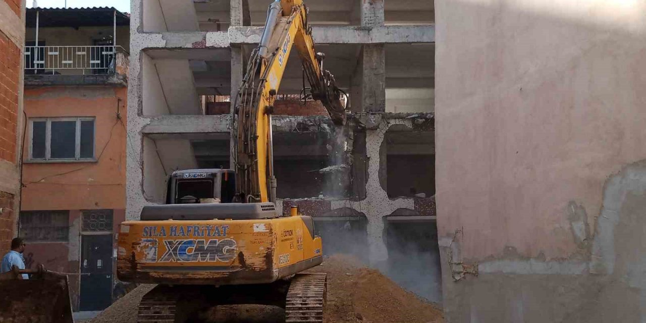 O bina yıkılmaya başlandı