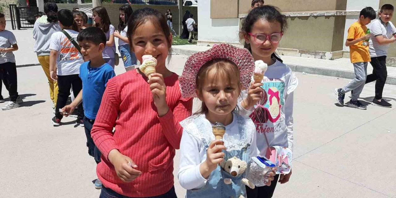 Yıl sonu hayır panayırı düzenlendi, toplanan paralar okula bağışlandı