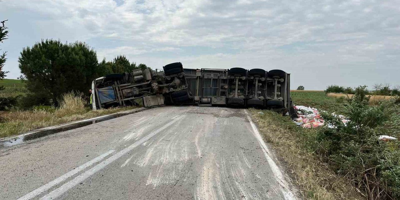 Tekirdağ’da devrilen tırın sürücüsü yaralandı