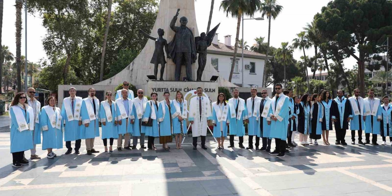 ALKÜ ailesinden Atatürk Anıtı’na çelenk